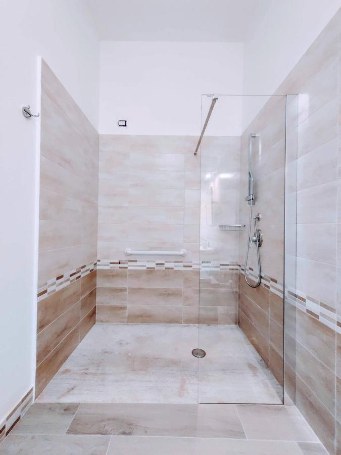The Green Room -walk-in shower